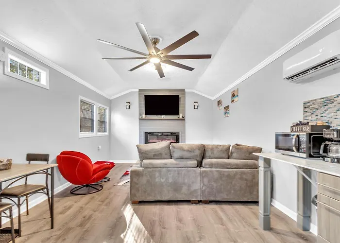 Spacious King Cottage-Mins From Downtown