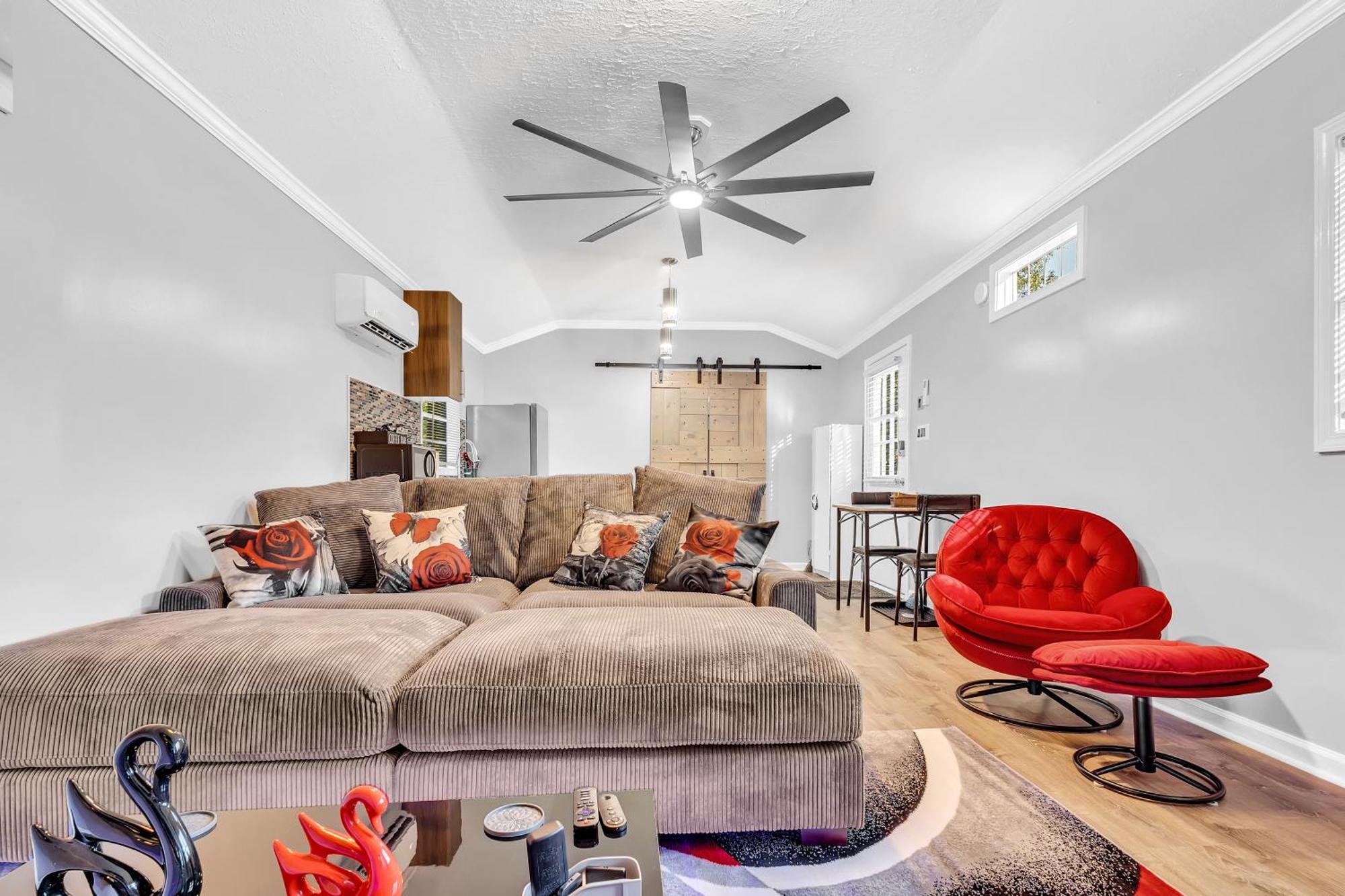 Villa Spacious King Cottage-mins From Downtown